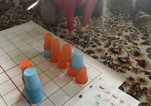 dzieci układają wieże z kubków według kryteriów