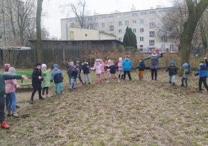 wspólne zabawy ruchowe i taneczne w ogrodzie przedszkolnym