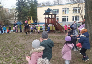 wspólne zabawy ruchowe i taneczne w ogrodzie przedszkolnym