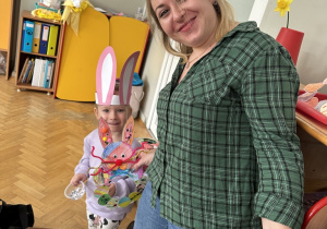 Dominika pozuje do zdjęcia z mamą