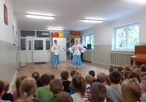 Baletnice prezentują polski taniec Polonez