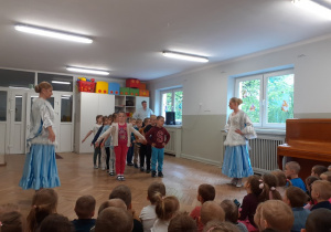 Dzieci z grupy najstarszej ustawione w parach słuchają wskazówek jak tańczyć Poloneza