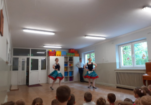 Baletnice prezentują taniec Polkę