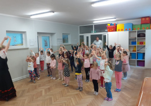 Dzieci uczą się tańczyć Czardasza razem z baletnicami