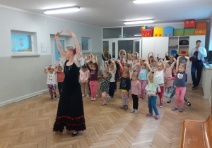 Dzieci uczą się tańczyć Czardasza razem z baletnicami