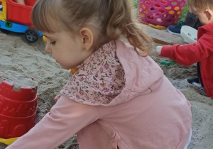Dzieci robia babki z piasku
