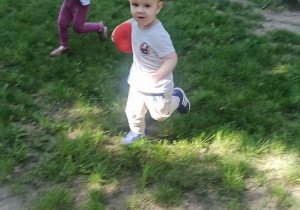 Dzieci biegają z piłką