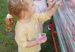 Dzieci malują farbami na foli