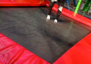 Chłopiec skacze na trampolinie