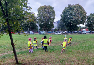 Dzieci biegają po łace przy ul.Lutomierskiej i szukają śmieci.