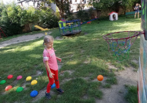 Dziewczynka rzuca piłkę do kosza