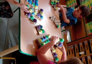 Dzieci układają wg kolorów puzzle, które same zrobiły