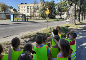 Dzieci pokazują zauważone znaki wzdłuż ulicy Lutomierskiej