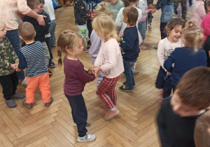 Dzieci tańczą w parach z ziemniakami