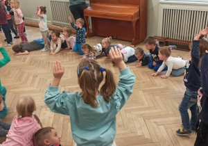 Dzieci słuchaja bajki o ziemniaku metodą opowieści ruchowej