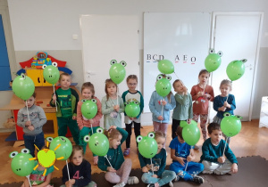 Zdjęcie grupowe dzieci z grupy III z balonami