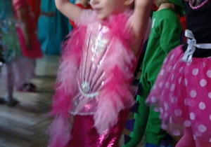 Dziewczynka tańczy