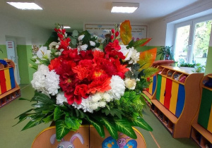 Wiązanka zrobiona z kwiatów przyniesionych przez dzieci i rodziców