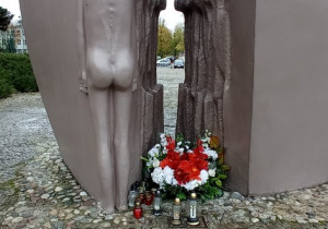 Kwiaty pod Pomnikiem Martyrologii "Pękniętego Serca"