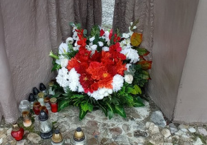 Kwiaty pod Pomnikiem Martyrologii "Pękniętego Serca"