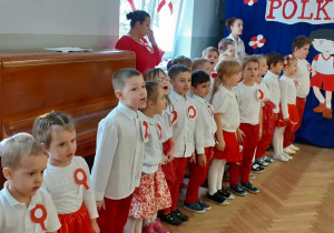 Dzieci ustawiły się do śpiewania Hymnu Polski