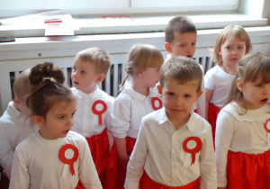 Dzieci śpiewają Hymn Polski