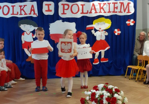 Dzieci pokazują Symbole Narodowe - obrazki : flaga, godło, hymn