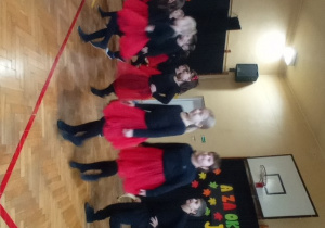Dzieci ze szkoły prezentują układ taneczny, przedszkolaki oglądają występ