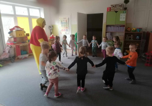 Dzieci tańczą z Misiem w kole