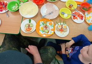 Na talerzu zdrowe kanapki zrobione przez dzieci z bliskimi