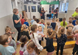 Taniec dzieci przy piosence "Bajlando" granej przez muzyka na poznanych dzisiaj instrumentach.