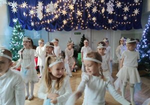 Dzieci tańczą tańc "Śnieżynek" z chusteczkami.