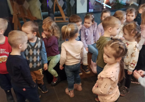 Dzieci w holu czekaja na wejście na widownię