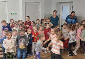 Dzieci tańczą do muzyki granej na różnych instrumentach