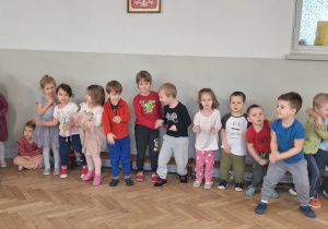 Dzieci tańczą do muzyki granej na różnych instrumentach