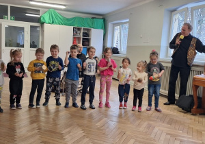 Dzieci otrzymały po jednym instrumencie poznanym podczas tego spotkania i wspólnie zagrają zaraz w orkiestrze