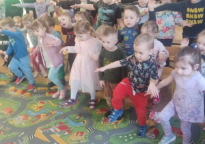Dzieci nasladują kroki pokazywane przez tancerzy
