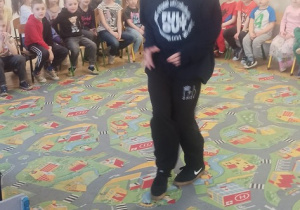 Tancerz opowiada dzieciom o Hip Hopie