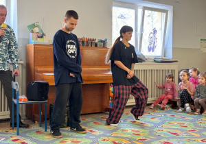 Tancerze pokazują dzieciom postawowe kroki Hip Hopu