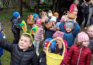 Dzieci z grupy II z koszyczkami gotowe na zbieranie jajeczek
