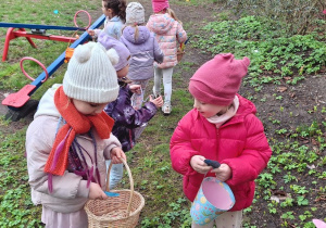Dzieci oglądają znalezione jajeczka