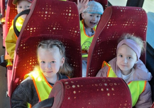 Dzieci siedzą w busie i jadą do ZOO