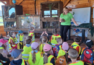 Pracownik ZOO pokazuje i opowiada dzieciom o żółwiu
