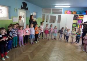 Dzieci stojąc po kole tańczą do pląsu "Bum bum"