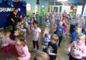 Dzieci naśladują ruchy prowadzącego do piosenki "Czarownica"
