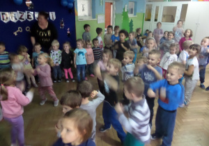Dzieci idą po kole i tańczą