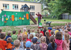 Zaczyna się przedstawienie "Rzepka" - na scenie Dziedek ogląda rzepkę