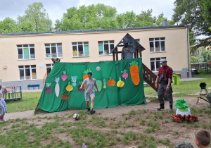 Na scenie wnuczek gra w piłkę