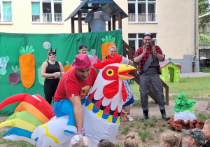 Na scenę wbiegła kurka i wita się z dziećmi