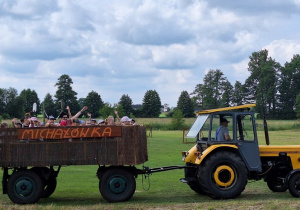 Dzieci jadą na przyczepie traktora